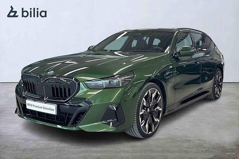 Grön Begagnad 2025 BMW 550e Kombi | 899 900 kr - Bild 1/1