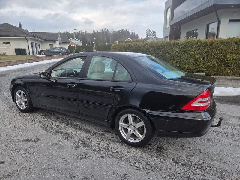 Begagnad Mercedes C180 143 HK (105 kW) 2006 Svart met