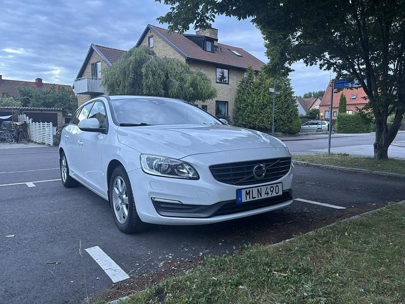Vit Begagnad 2014 Volvo V60 Kombi | 135 000 kr (Bra pris) - Bild 1/4