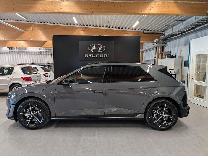 Grå Ny 2025 Hyundai Ioniq 5 N Line SUV | 679 900 kr (Marknadspris) - Bild 1/4