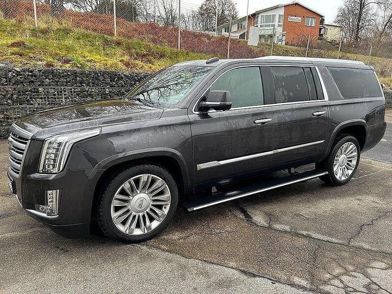 Grå (mörkgrå metallic) Begagnad 2016 Cadillac Escalade SUV | 359 000 kr - Bild 1/4