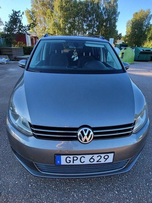 Grå Begagnad 2011 VW Touran Minibuss | 39 000 kr (Lite dyr) - Bild 1/4
