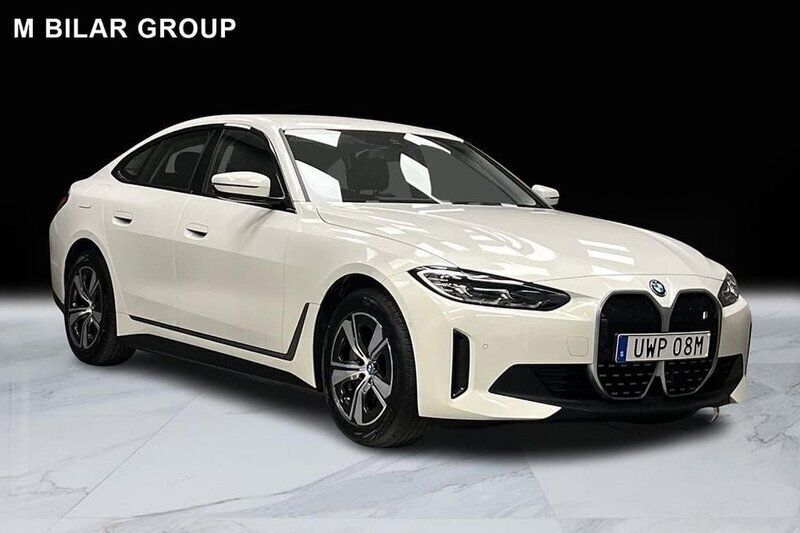 Vit Begagnad 2023 BMW i4 Sport Line Sedan | 515 900 kr (Superpris) - Bild 1/4