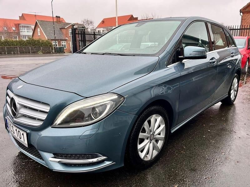 Begagnad Mercedes B200 136 HK (100 kW) 2014 Blå met Minibuss