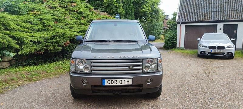 Grå (grå metallic ) Begagnad 2003 Land Rover Range Rover Vogue SUV | 49 900 kr - Bild 1/4