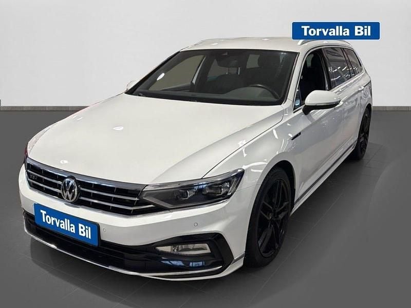 Vit Begagnad 2019 VW Passat R-line Kombi | 249 900 kr (Marknadspris) - Bild 1/4