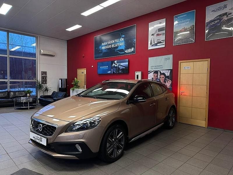 Brun Begagnad 2012 Volvo V40 Summum Halvkombi | 139 500 kr (Bra pris) - Bild 1/4