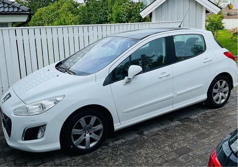 Vit Begagnad 2013 Peugeot 308 Halvkombi | 49 000 kr - Bild 1/4