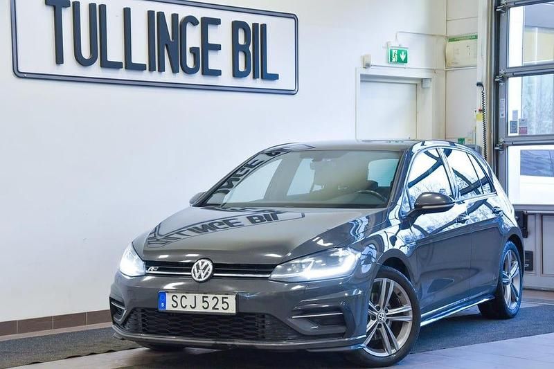 Grå Begagnad 2018 VW Golf VII R-line Halvkombi | 144 900 kr (Marknadspris) - Bild 1/4
