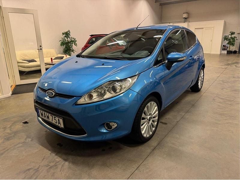 Blå Begagnad 2009 Ford Fiesta Halvkombi | 29 999 kr (Marknadspris) - Bild 1/4