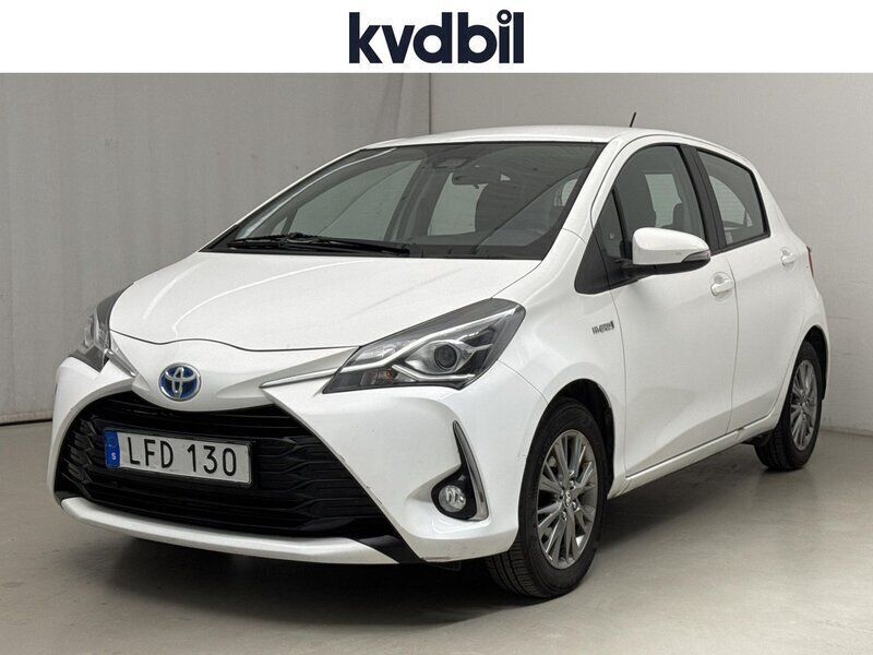 Vit Begagnad 2018 Toyota Yaris Hybrid Active Halvkombi | 139 900 kr (Bra pris) - Bild 1/3