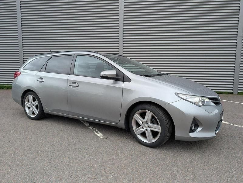 Grå Begagnad 2014 Toyota Auris Touring Sports Kombi | 139 000 kr (Marknadspris) - Bild 1/4