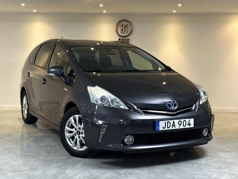 Grå Begagnad 2013 Toyota Prius+ Minibuss | 159 900 kr (Marknadspris) - Bild 1/4