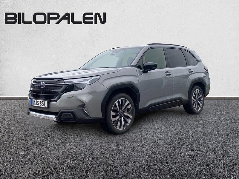 Grå Begagnad 2024 Subaru Forester SUV | 438 400 kr (Marknadspris) - Bild 1/4
