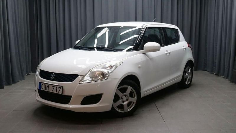 Vit Begagnad 2012 Suzuki Swift Halvkombi | 54 900 kr (Marknadspris) - Bild 1/4