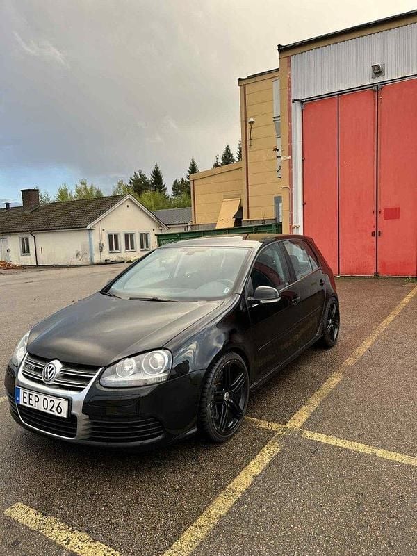 Svart Begagnad 2006 VW Golf V R Halvkombi | 110 000 kr - Bild 1/4