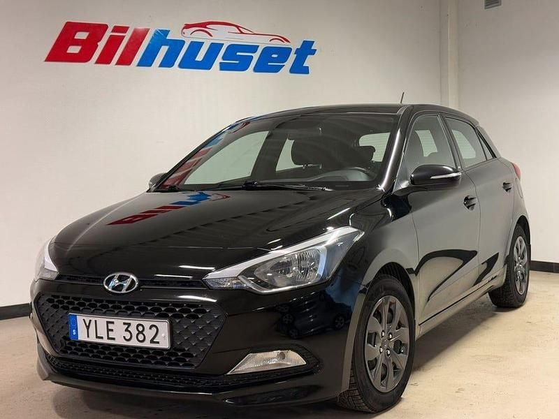 Svart Begagnad 2017 Hyundai i20 Comfort Halvkombi | 89 900 kr (Marknadspris) - Bild 1/4