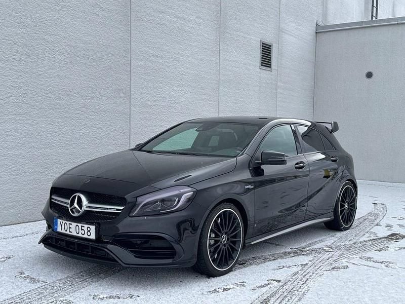 Svart Begagnad 2017 Mercedes A45 AMG AMG Halvkombi | 299 000 kr (Bra pris) - Bild 1/4