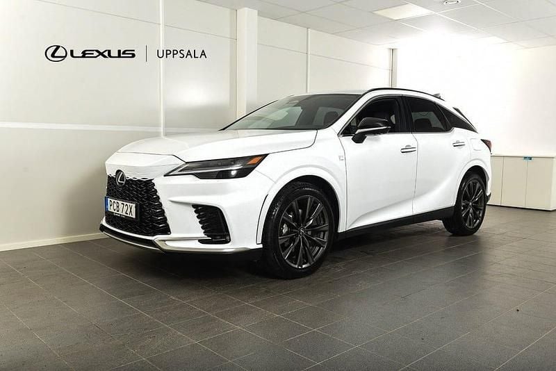 Vitmetallic Begagnad 2025 Lexus RX450h+ Sport Design Packet | 814 800 kr (Marknadspris) - Bild 1/4