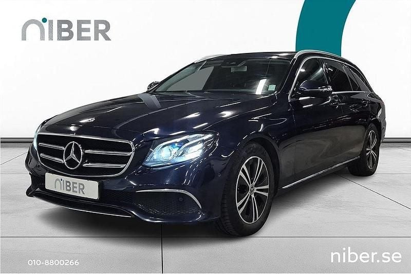Mörkblå Begagnad 2019 Mercedes E220 Kombi | 274 900 kr (Superpris) - Bild 1/4