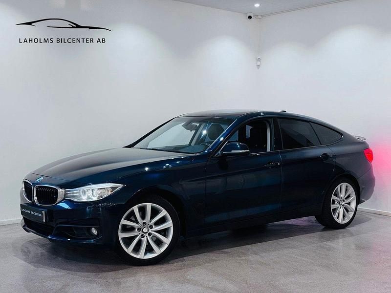 Mörkblå (blå) Begagnad 2014 BMW 330 Gran Turismo Halvkombi | 164 900 kr (Marknadspris) - Bild 1/4