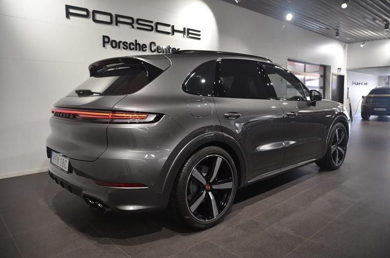 Begagnad Porsche Cayenne 471 HK (346 kW) 2025 Mörkgrå (grey) SUV