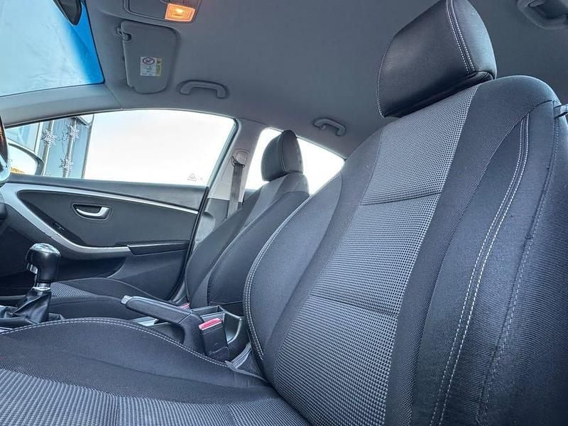 Begagnad Hyundai i30 Select 101 HK (74 kW) 2015 Vit Halvkombi