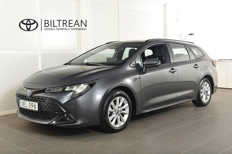 Mörkgrå Begagnad 2023 Toyota Corolla Active Kombi | 269 900 kr (Marknadspris) - Bild 1/4
