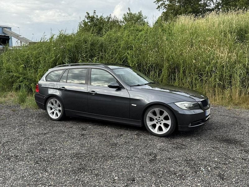 Grå Begagnad 2006 BMW 325 Advantage Kombi | 59 000 kr (Marknadspris) - Bild 1/4