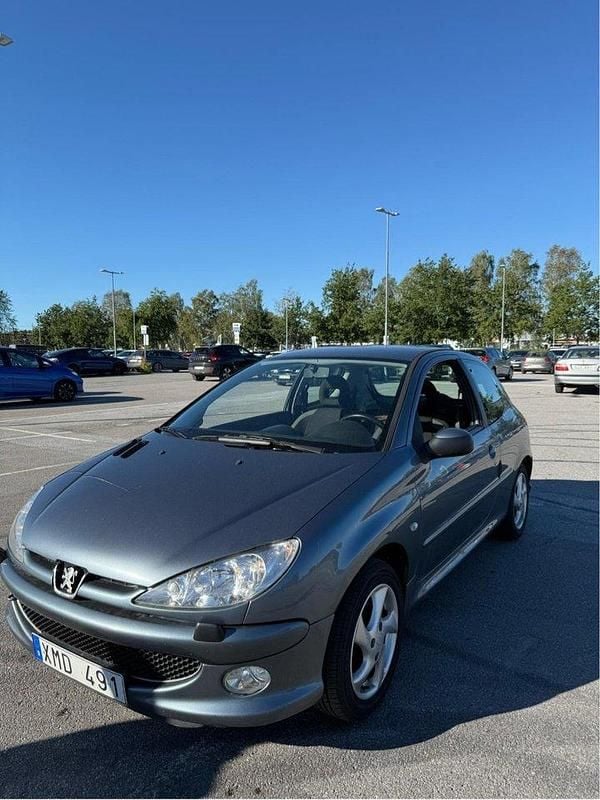 Grå Begagnad 2006 Peugeot 206 Halvkombi | 16 500 kr (Marknadspris) - Bild 1/4
