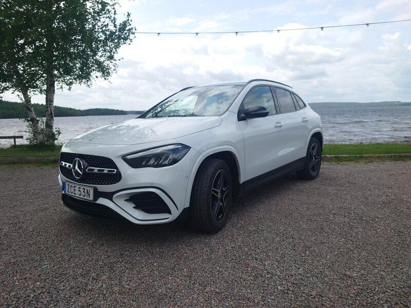 Vit Begagnad 2024 Mercedes GLA250 SUV | 425 000 kr (Dyr) - Bild 1/2