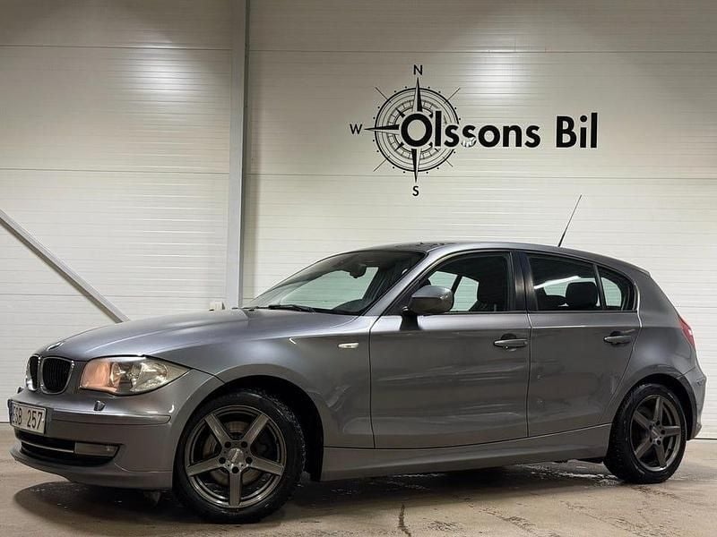 Grå Begagnad 2010 BMW 118 Comfort Edition Halvkombi | 69 900 kr (Dyr) - Bild 1/4