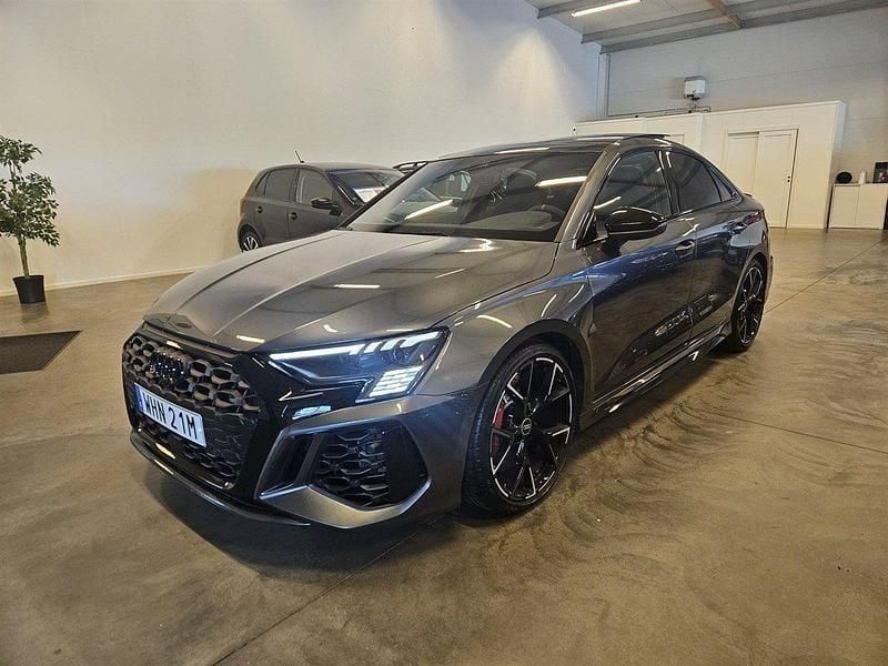 Grå Begagnad 2023 Audi RS3 Design Halvkombi | 669 900 kr (Marknadspris) - Bild 1/4