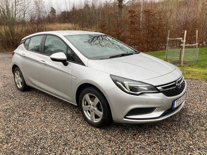 Grå Begagnad 2016 Opel Astra Enjoy Halvkombi | 99 000 kr (Marknadspris) - Bild 1/4