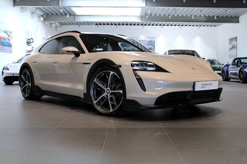 Ljusbrun Begagnad 2022 Porsche Taycan 4S Cross Turismo Sedan | 795 000 kr (Marknadspris) - Bild 1/4