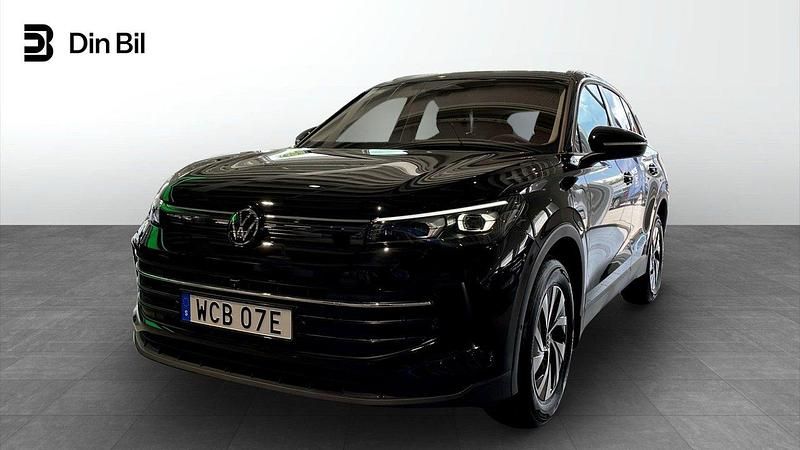 Svart (grenadilla black metallic) Ny 2025 VW Tiguan Life SUV | 577 500 kr (Marknadspris) - Bild 1/4