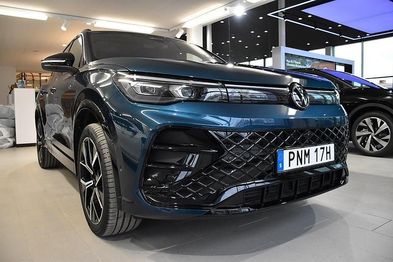 Begagnad VW Tiguan R-line Edition 194 HK (142 kW) 2025 Mörkblå SUV