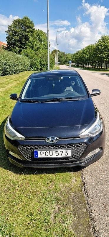 Svart Begagnad 2017 Hyundai i20 Comfort Halvkombi | 68 500 kr (Bra pris) - Bild 1/4