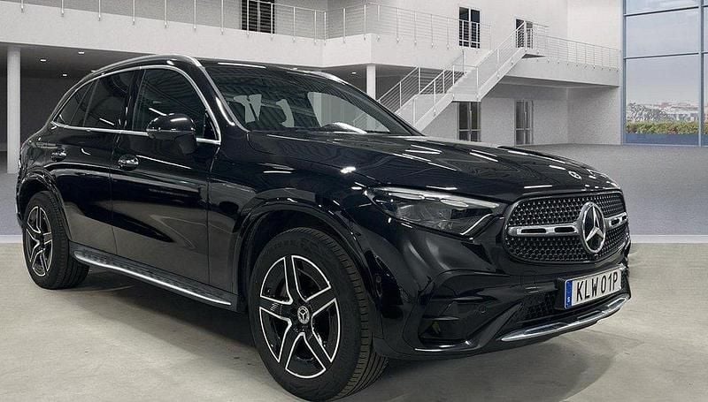 Svart Begagnad 2024 Mercedes GLC300e AMG SUV | 669 000 kr (Bra pris) - Bild 1/4