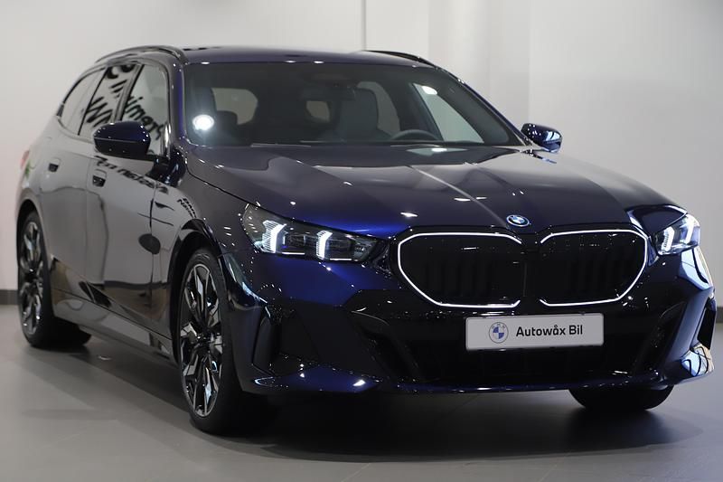 Blå Begagnad 2026 BMW 530e Comfort Edition Kombi | 819 000 kr - Bild 1/3