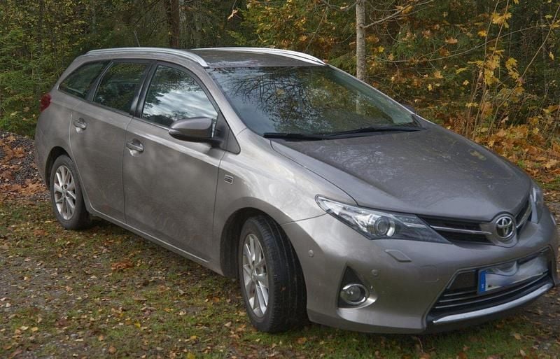 Brun Begagnad 2014 Toyota Auris Touring Sports Executive Kombi | 81 000 kr (Marknadspris) - Bild 1/3