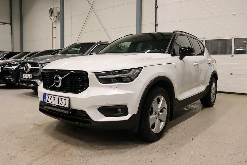 Vit Begagnad 2018 Volvo XC40 R-Design SUV | 269 800 kr (Marknadspris) - Bild 1/4
