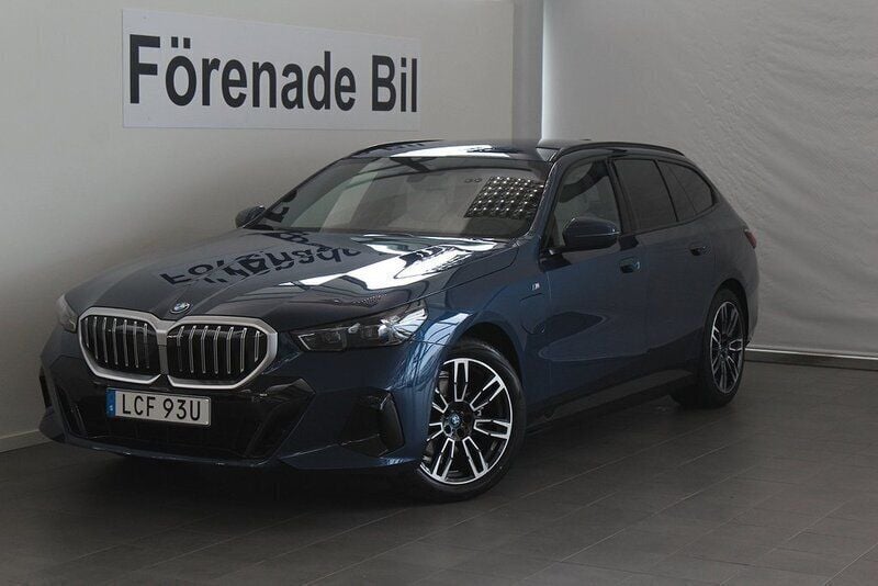Blå Begagnad 2024 BMW 530e M Sport Kombi | 649 000 kr (Superpris) - Bild 1/4