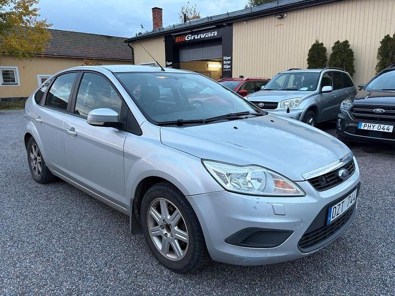 Grå Begagnad 2009 Ford Focus Halvkombi | 36 900 kr (Marknadspris) - Bild 1/4