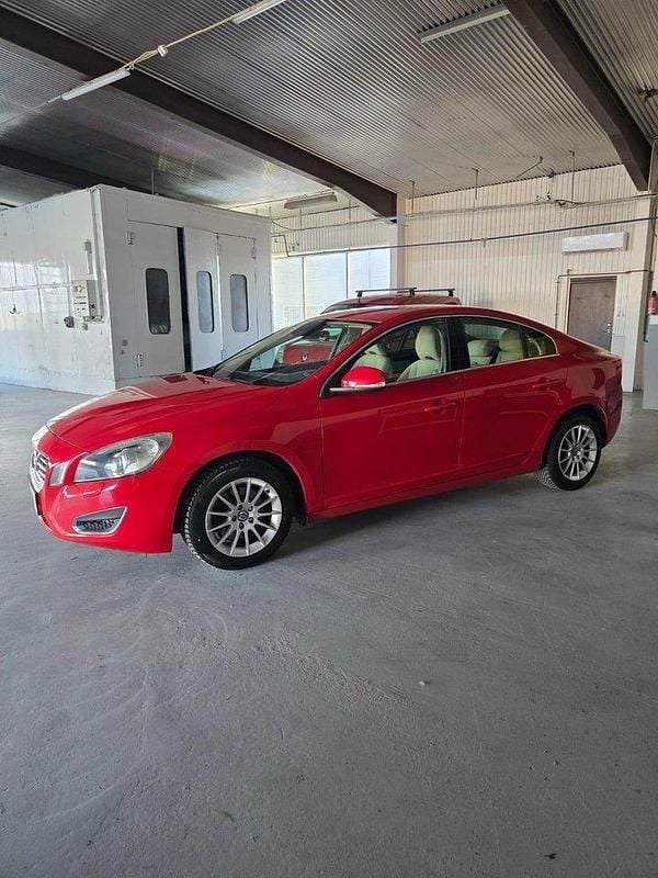 Röd Begagnad 2013 Volvo S60 Momentum Sedan | 110 000 kr (Marknadspris) - Bild 1/4