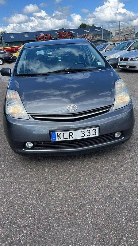 Grå Begagnad 2008 Toyota Prius Halvkombi | 69 999 kr (Lite dyr) - Bild 1/4