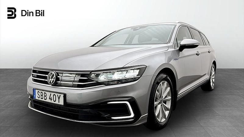 Pyrit silver metallic Begagnad 2023 VW Passat GTE Kombi | 299 900 kr (Marknadspris) - Bild 1/4