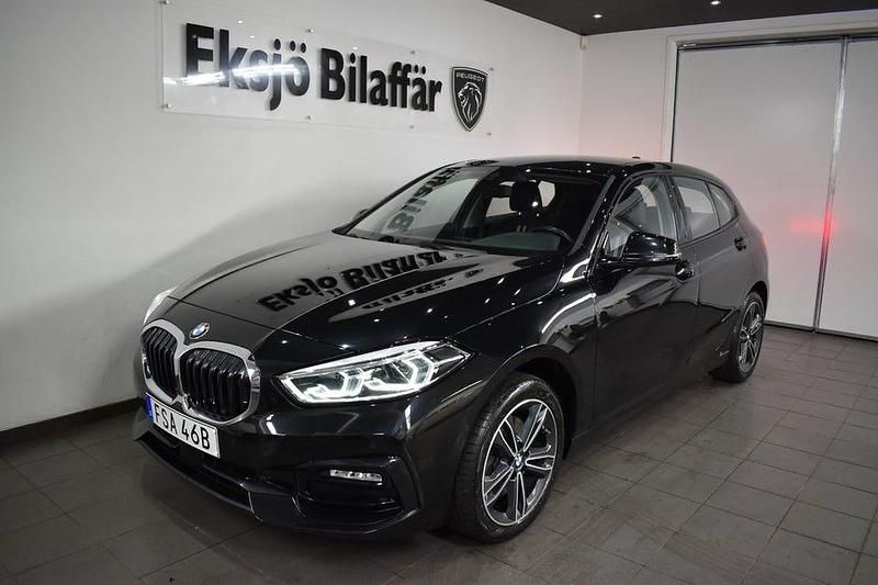 Svart Begagnad 2022 BMW 118 M Sport Halvkombi | 277 500 kr (Lite dyr) - Bild 1/4