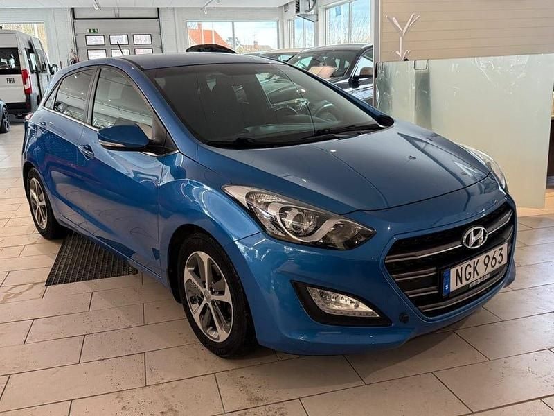 Begagnad Hyundai i30 Comfort 135 HK (99 kW) 2016 Blå Halvkombi