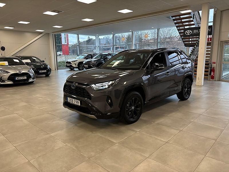 Grå Begagnad 2025 Toyota RAV4 Hybrid SUV | 459 000 kr (Bra pris) - Bild 1/1